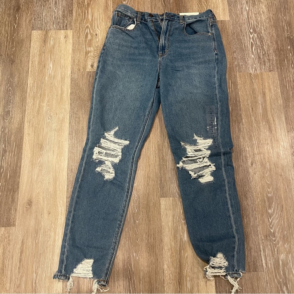 NWT American Eagle Mom Jeans - Size 6